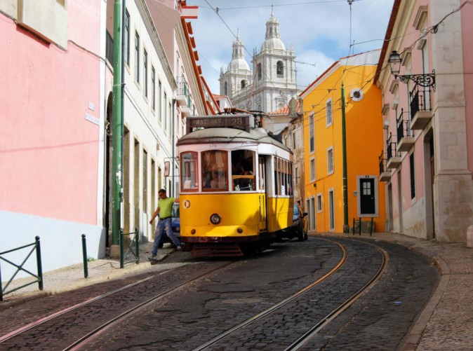 010_Jakobsweg_Lernidee Reisen_Schoene Aussichten Touristik_Straßenbahn in den Gassen Lissabons - laurenthuet Fotolia